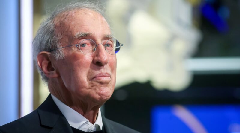 Billionaire fund manager Ron Baron praises battered financial stocks whose new CEO he likens to Jamie Dimon